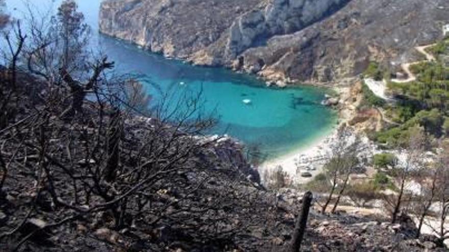 Bajo control los fuegos  de Xàbia y Bolulla