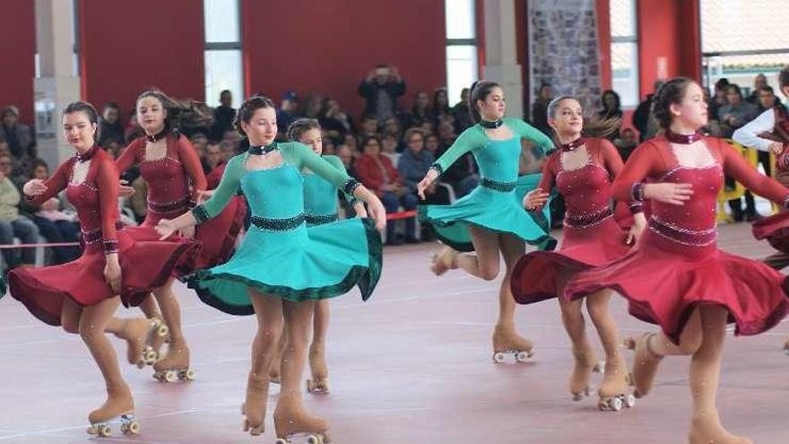 Medio millar de personas asisten a la Exhibición de Patinaje de Carral