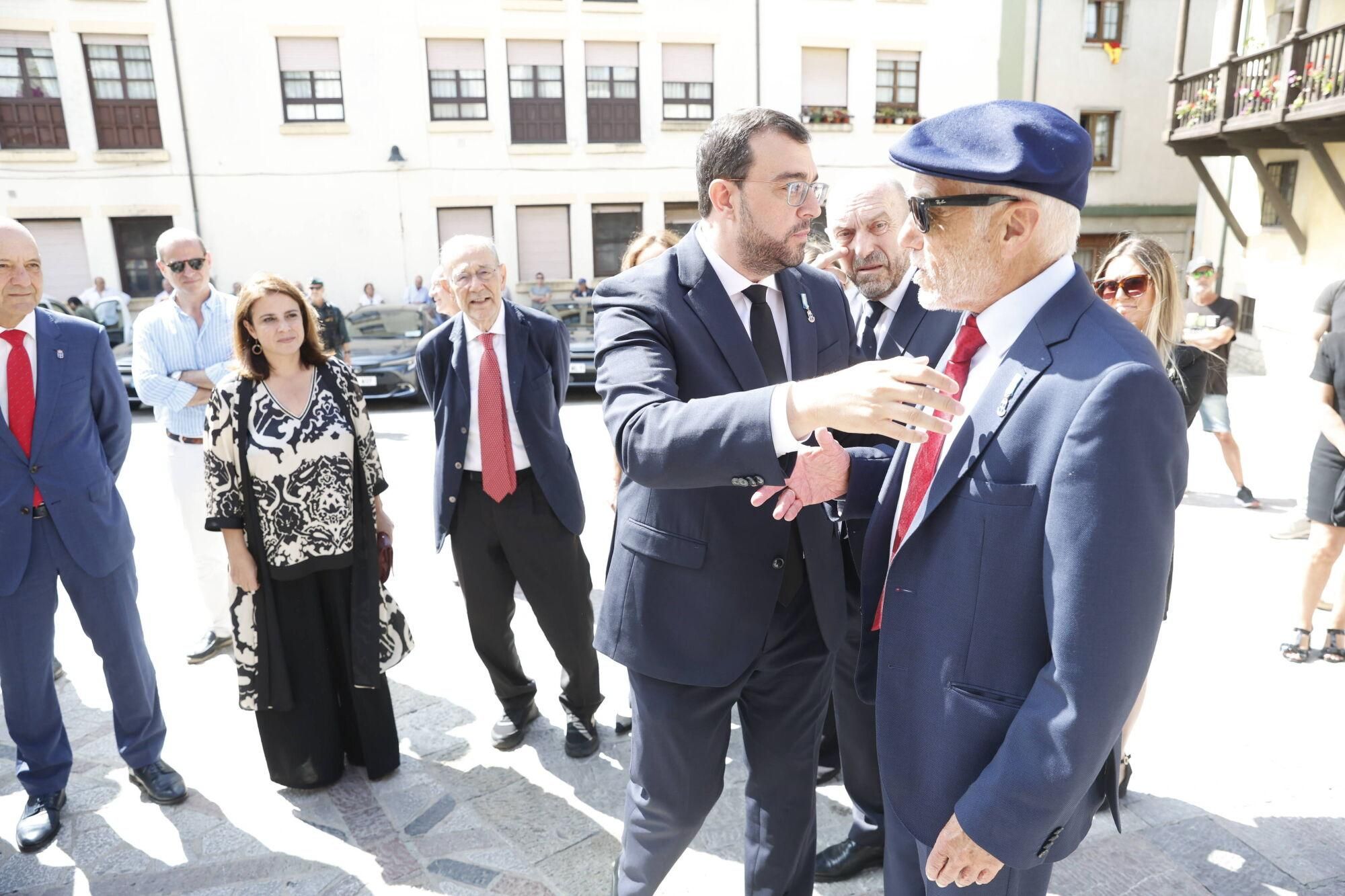 Las imágenes del funeral de Antonio Trevín en la basílica de Llanes.