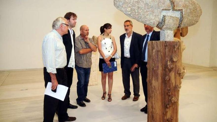 El director del Museo, el comisario de la muestra, el artista y las autoridades en la presentación.  // R.V.