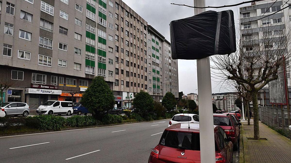 Señal del carril 30 en la ronda de Outeiro, cubierta antes de su entrada en vigor.   | // VÍCTOR ECHAVE