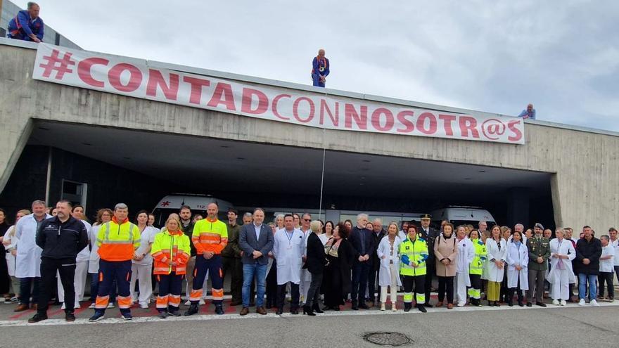 Asistentes al acto, antes de que se retirase la lona.