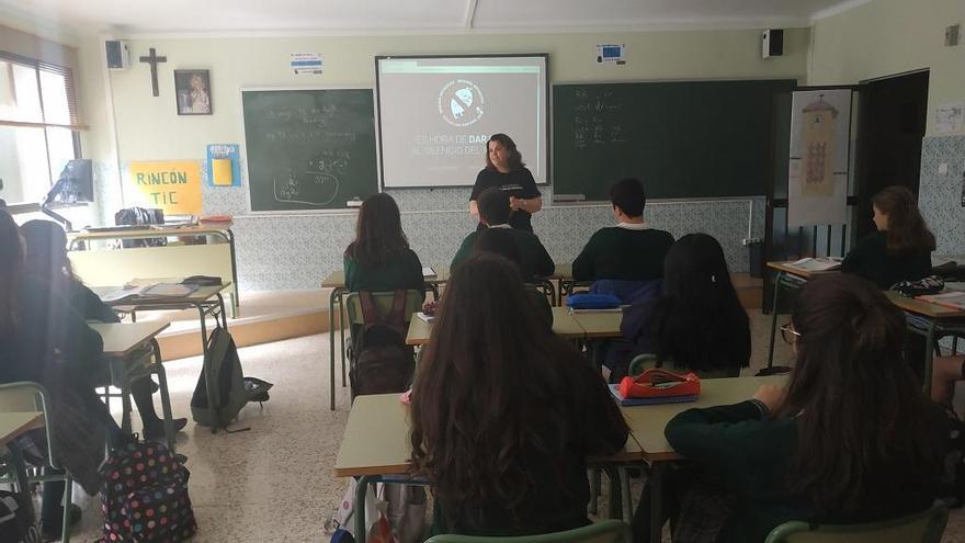 Sesión informativa sobre la Brigada Antiacoso realizada en el colegio Madre Asunción.