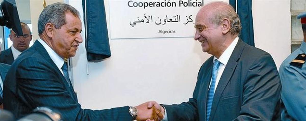 Fernández Díaz saluda el ministre marroquí de l’Interior, Mohand Laenser, en la inauguració d’un centre de coordinació policial, ahir, a Algesires. Fernández Díaz saluda el ministre marroquí de l’Interior, Mohand Laenser, en la inauguració d’un centre de coordinació policial, ahir, a Algesires.
