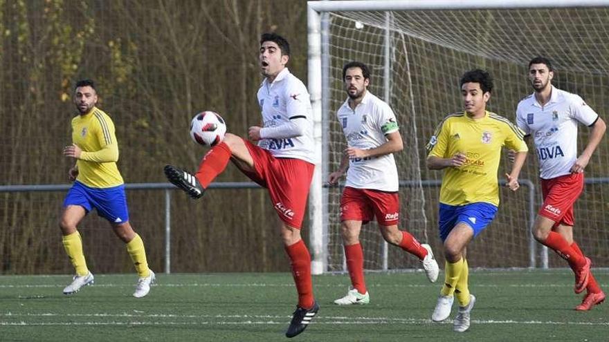 Una acción del San Claudio-Colunga disputado ayer en el Jose Ramón Suárez Fernández.