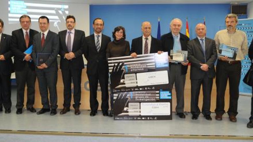 Ganadores y finalistas del premio, junto al consejero Salvador Marín (c).