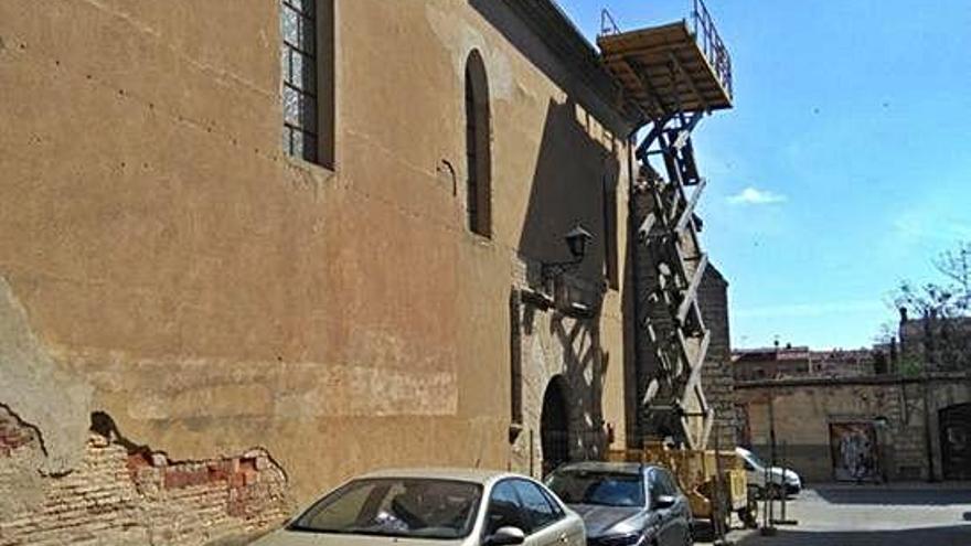 Andamio situado junto a una fachada de la iglesia para acceder a la cubierta y acometer las obras.