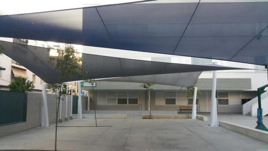 Toldos en el patio de un centro educativo andaluz.