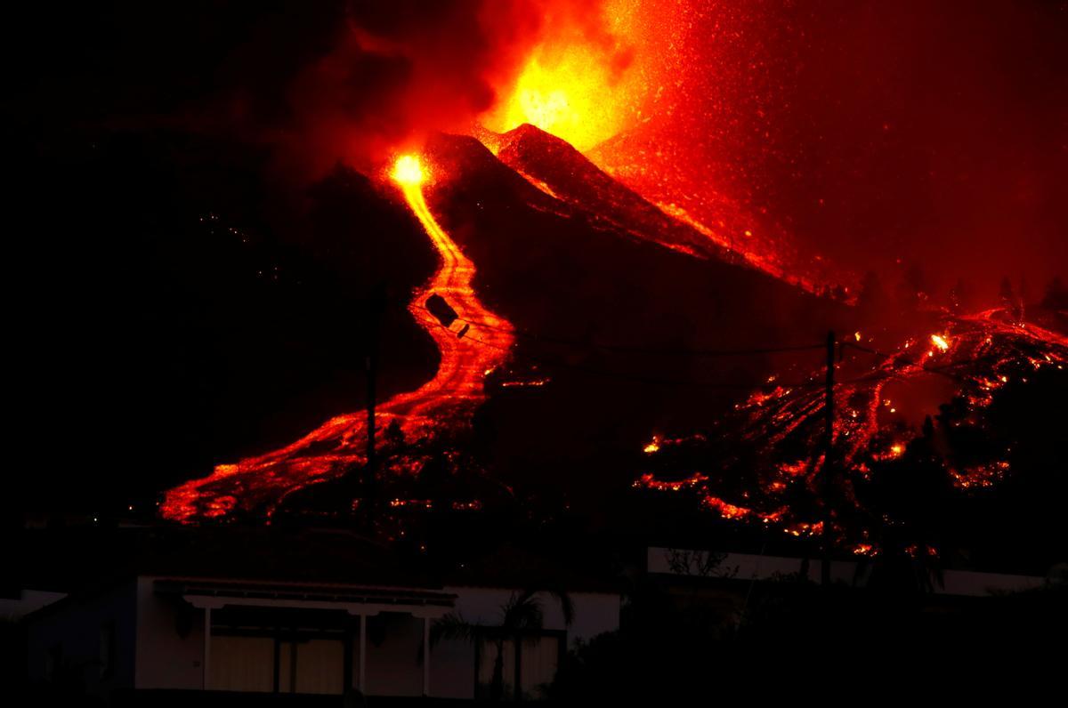 La lava pasa cerca de una zona habitada en El Paso, en la isla canaria de La Palma, tras la erupción del volcán.