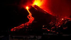 La lava pasa cerca de una zona habitada en El Paso, en la isla canaria de La Palma, tras la erupción del volcán.