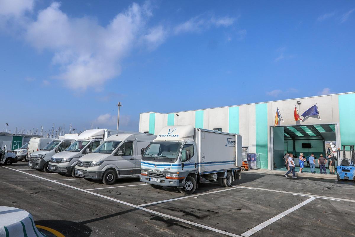 Una flota de camiones de mediana capacidad trabaja a diario en torno la lonja de Torrevieja para el transporte de pescado fresco