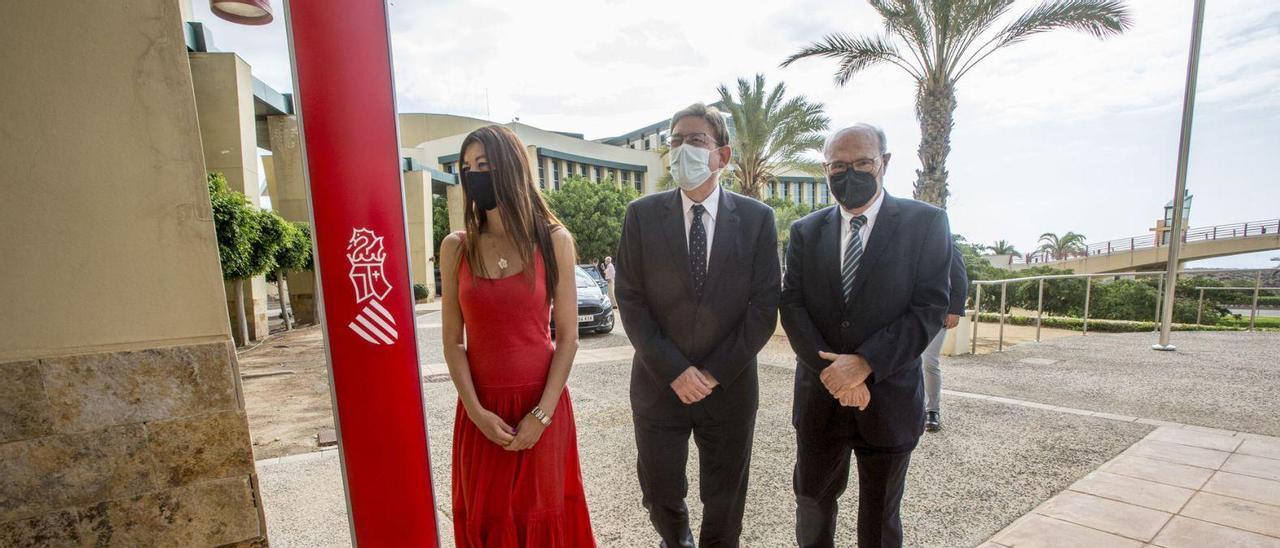 Carolina Pascual, Ximo Puig y Andrés García Reche, en una visita a Distrito Digital, en Alicante.  | PILAR CORTÉS