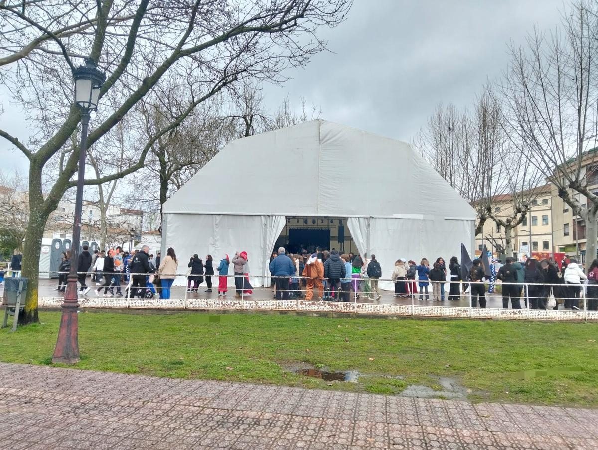 Estudiantes, en la carpa de La Coronación de Plasencia para celebrar el Carnaval, este viernes.