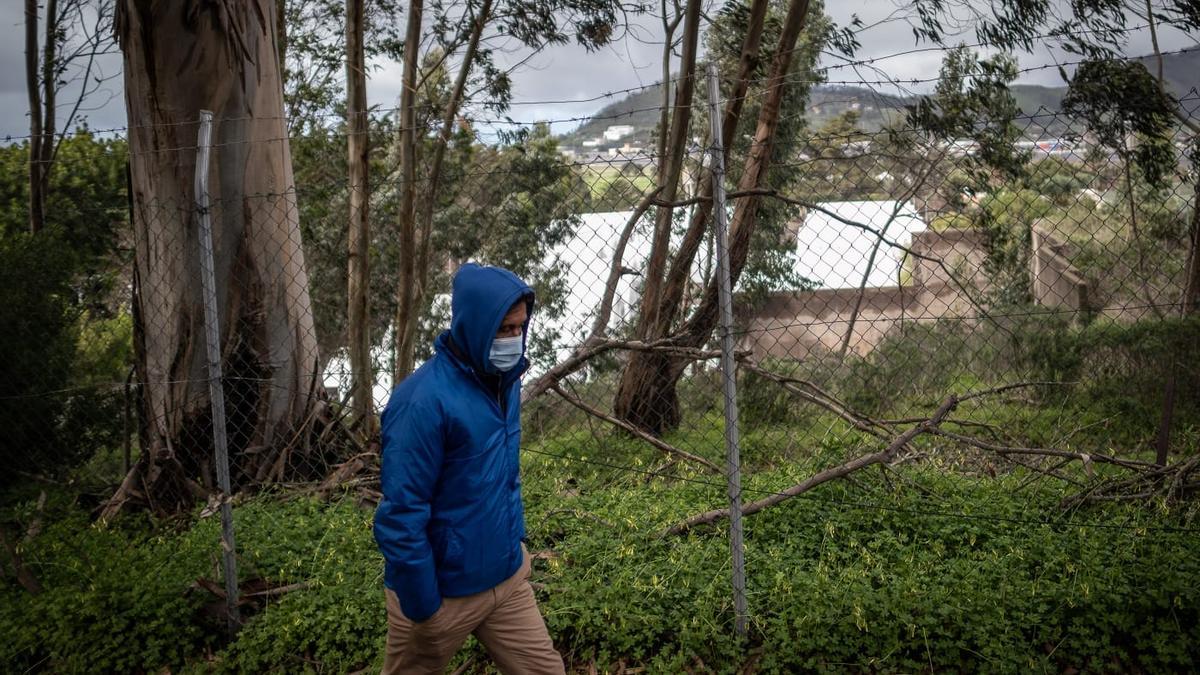 Inmigrantes caminan por la carretera en dirección a La Laguna