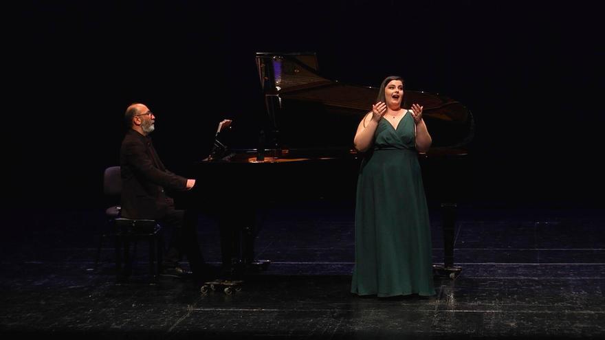 La ganadora Carmen Larios acompañada al piano por Dragan Babic.