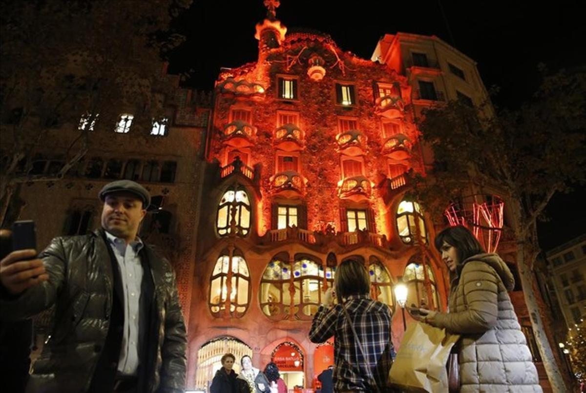 La Casa Batlló iluminada de rojo con motivo del Día Internacional del Sida.