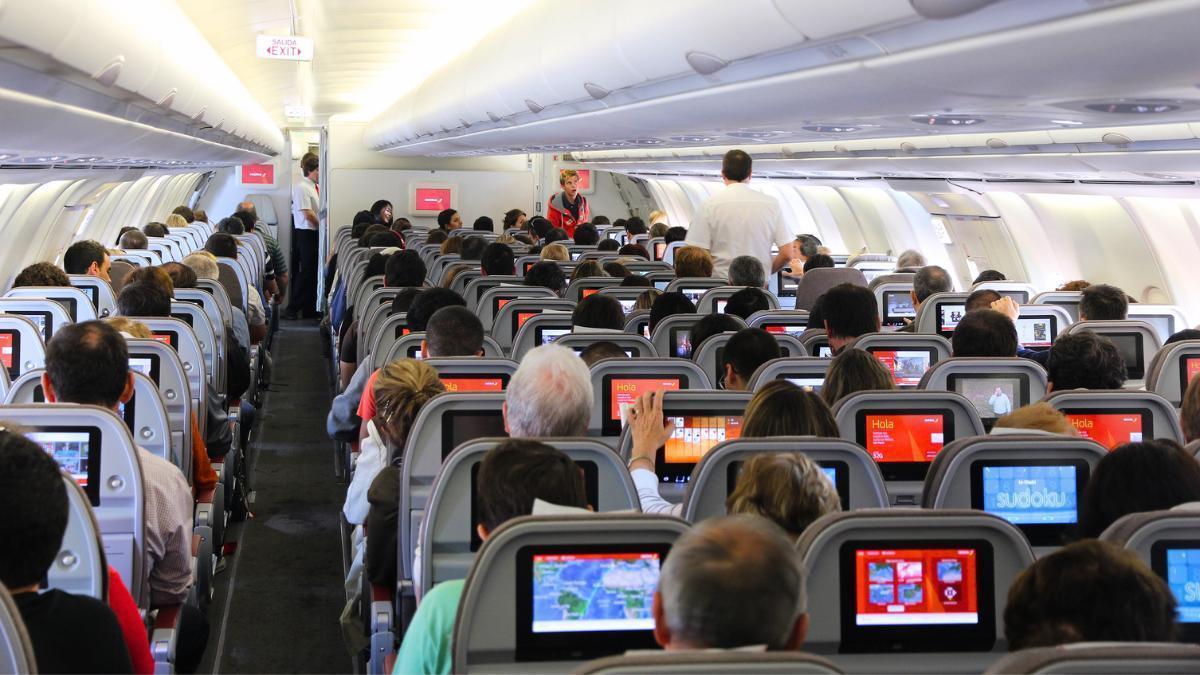 Una medida de seguridad de los aviones que podría cambiar la forma de viajar para los mayores.