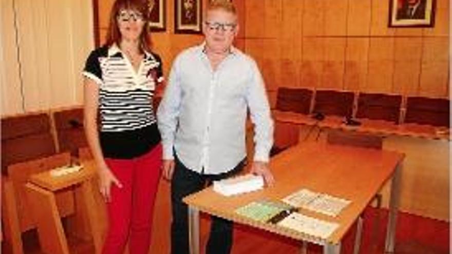 Vanesa Palacios (PSC), regidora de Participació Ciutadana, i l&#039;alcalde, Juli Fernández (PSC), ahir, després del recompte de les butlletes.