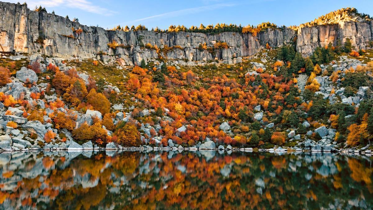 La Laguna Negra es uno de los grandes atractivos de Soria en otoño.