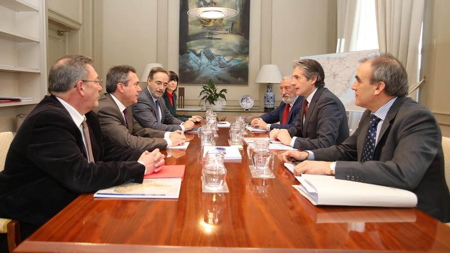 Un momento de la reunión, celebrada en el Ministerio de Fomento, este miércoles.