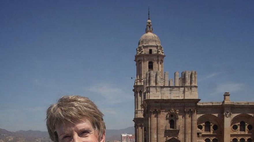 Susan Elizabeth Phillips, en la terraza del hotel Molina Lario, con la Catedral de fondo.