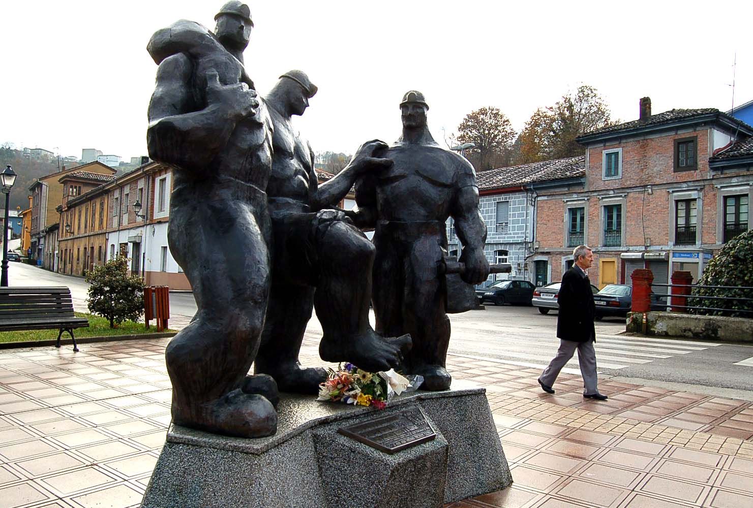 Monumento al Minero de Carbayín, el día de su inauguración