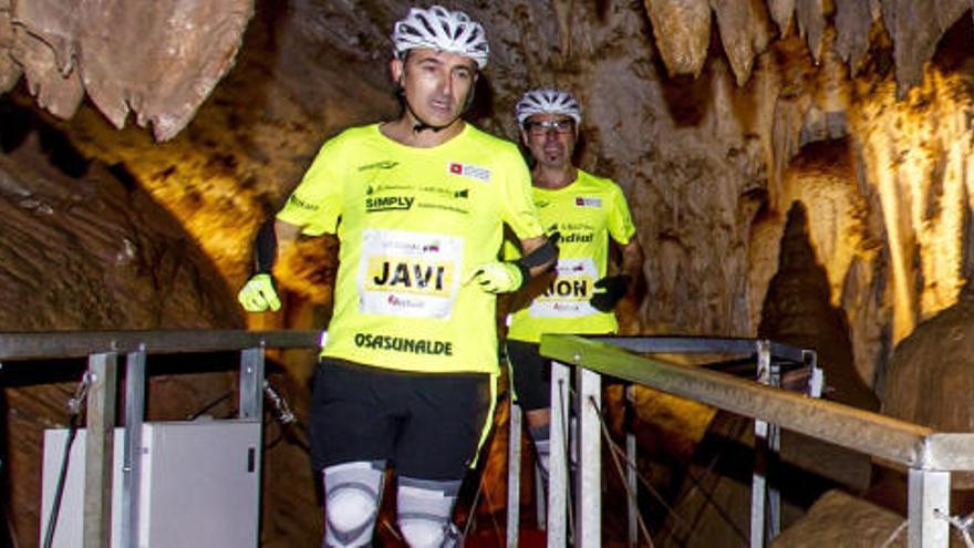 Los dos maratonianos en acción dentro de la cueva