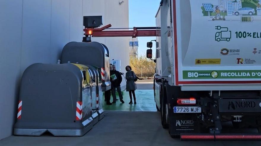 El primer camió elèctric de recollida d’escombraries de l’Estat s’ha estrenat a l’Alt Empordà