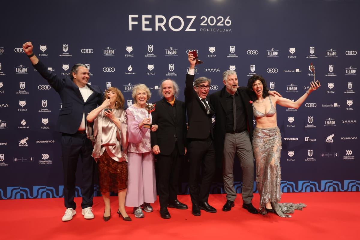 El equipo de Poquita Fe posa con los premios