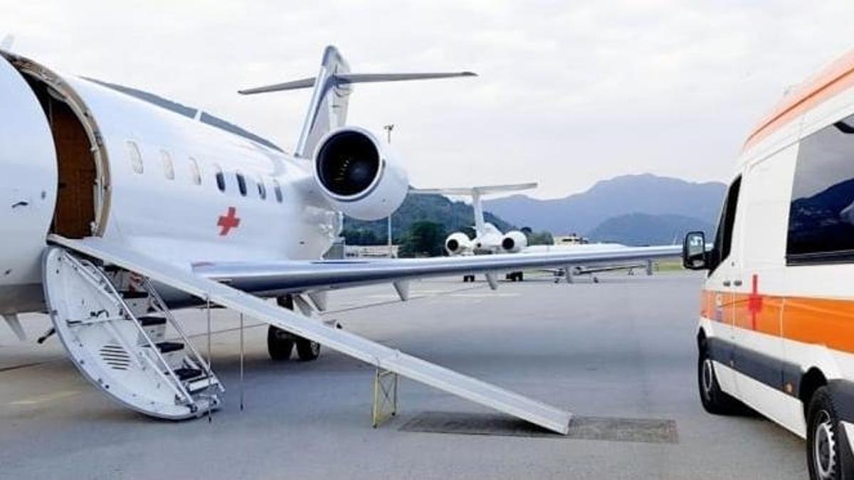Una ambulancia espera junto a un avión medicalizado como el que ha alquilado la familia del joven erasmus hospitalizado en Italia para traerlo a casa..