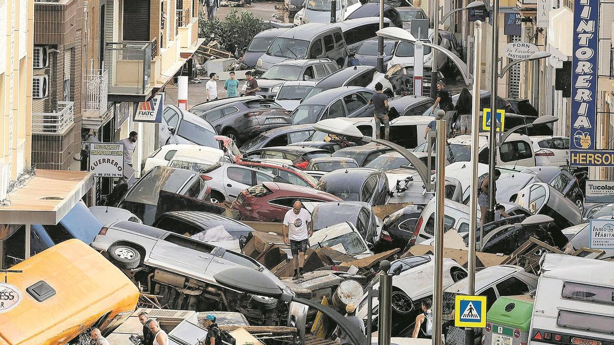 Coches amontonados por la fuerza del agua en Picanya el pasado 30 de octubre, un día después de la dana.