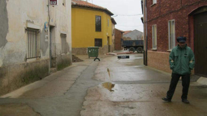 Un vecino de Villaferrueña observa las obras realizadas en la calle Real, en la mañana de ayer.