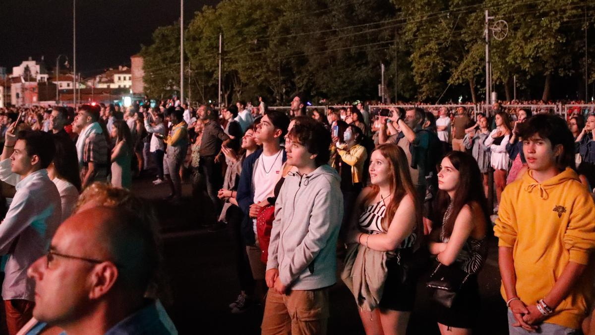 Público concentrado a medianoche en el paseo de la Ría.