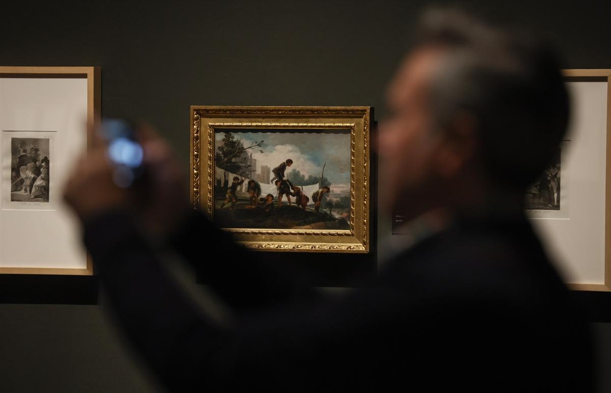 Una obra durante la presentación de la exposición 'Goya. Caprichos', en el Museo de Bellas Artes.