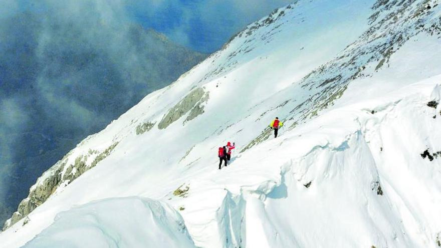 Imagen alpina del Morro den Pelut tras una intensa nevada en la Serra de Tramuntana.