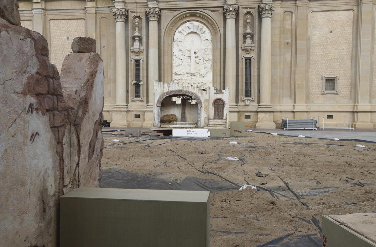 EN IMÁGENES | Comienza el montaje del belén de la plaza del Pilar