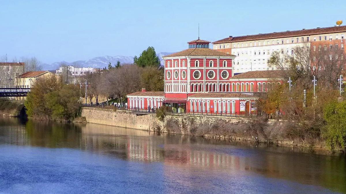 Casa de las Ciencias con vistas al río Ebro y al Puente de Hierro al fondo, en Logroño.