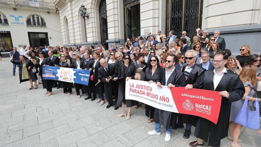 Los abogados recogen firmas para solicitar una Junta de Gobierno al Colegio de Zaragoza