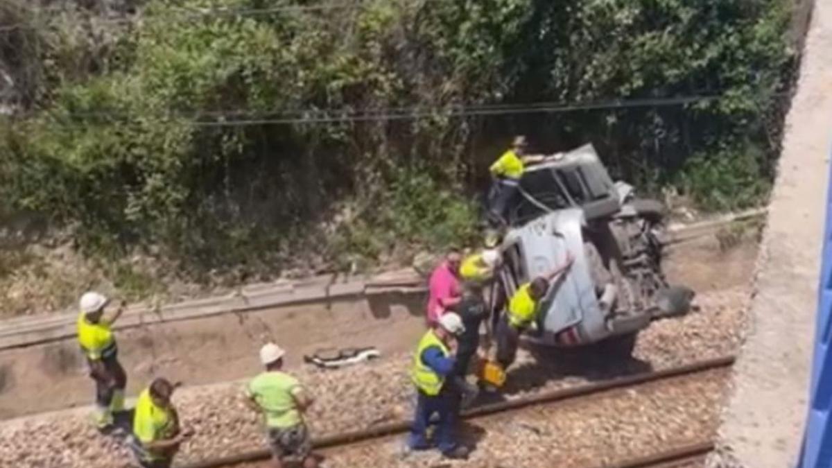 El coche acabó en las vías del tren en Aiacor. | LEVANTE-EMV