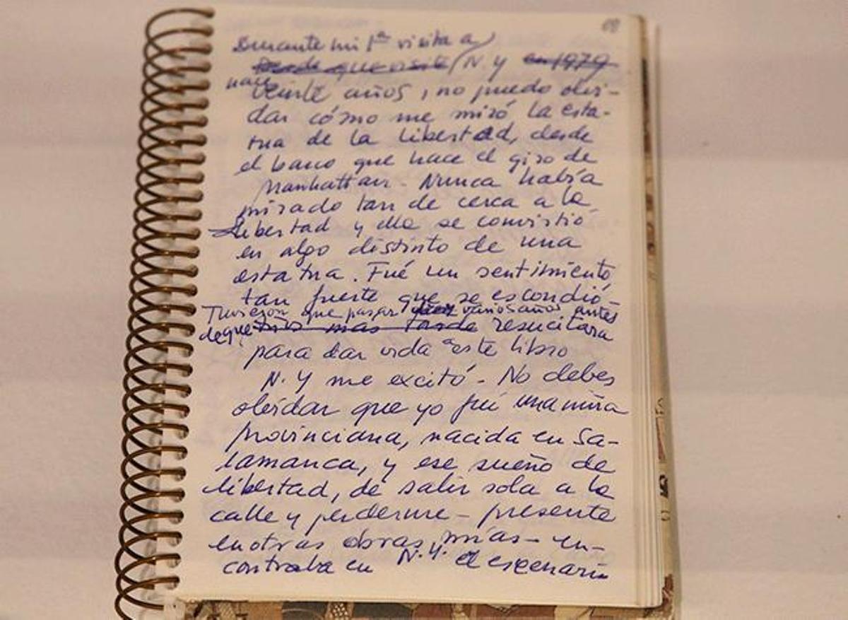 Una libreta de Carmen Martín Gaite que se puede ver en la exposición.