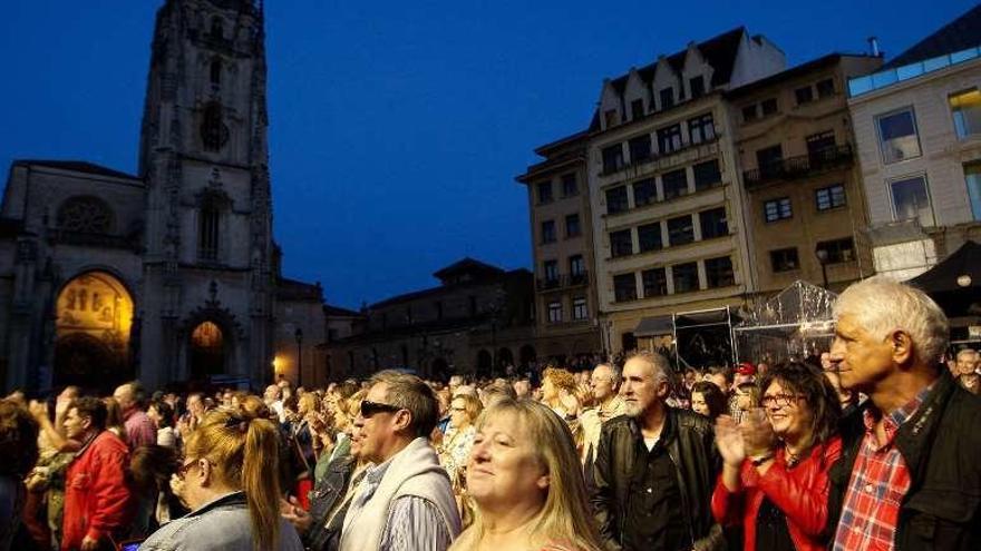 Público asistente al concierto en la plaza de la Catedral.