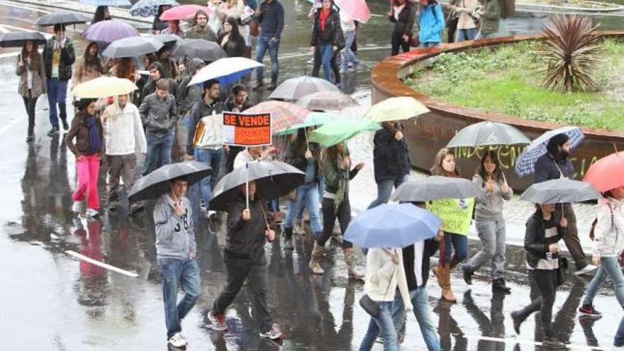Los estudiantes, llegando ayer al campus al final de la marcha tras la concentración.  // Iñaki Osorio