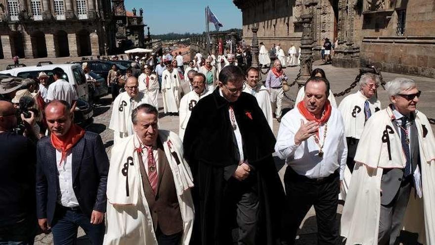 Miembros de la Orden ayer en la Praza do Obradoiro. // Óscar Corral.