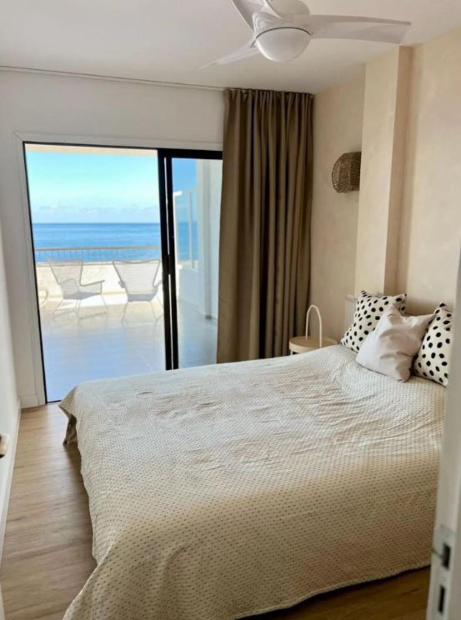 Dormitorio de un piso con vistas al mar frente a los acantilados de Los Gigantes.