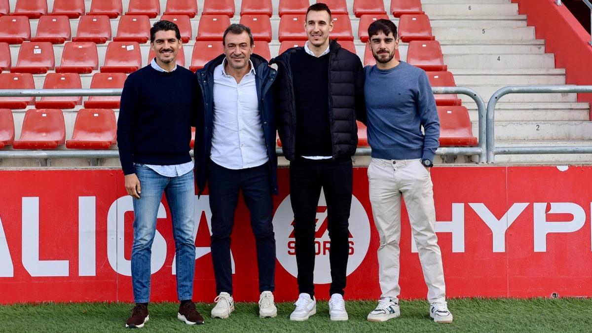 Jesús Galván, junto a su cuerpo técnico en el Mirandés.