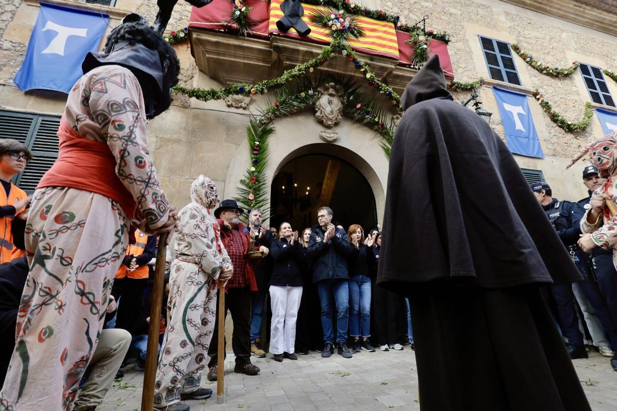 Un Sant Antoni amable y respetuoso llena Manacor de fiesta y humo
