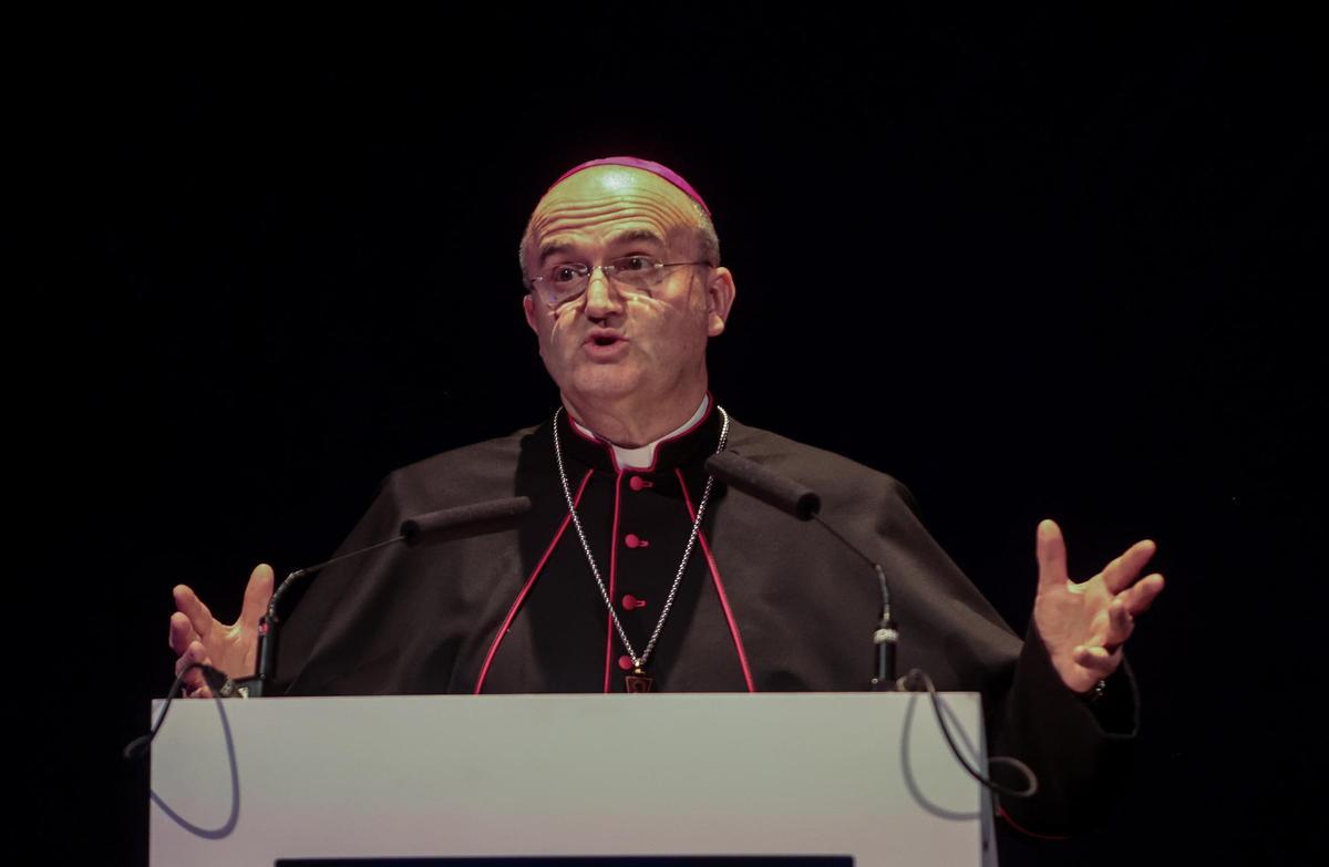 El Obispo de Orihuela-Alicante, Jose Ignacio Munilla, durante el acto del pregón de la Semana Santa de Alicante.