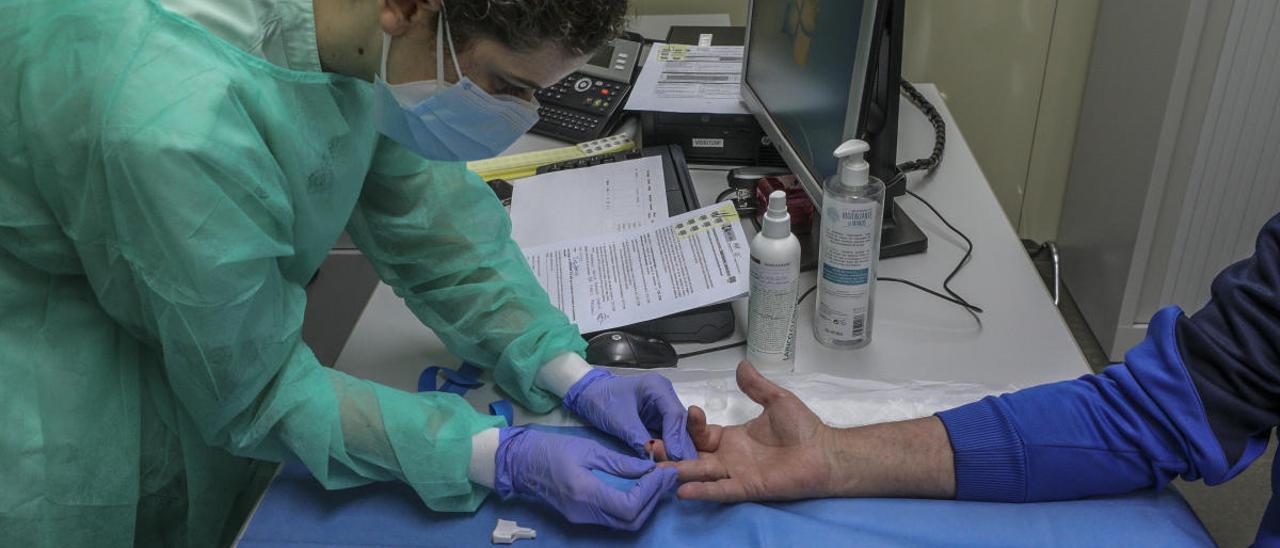 Toma de una muestra para el estudio de seroprevalencia de covid-19 en un centro de salud de Elche.