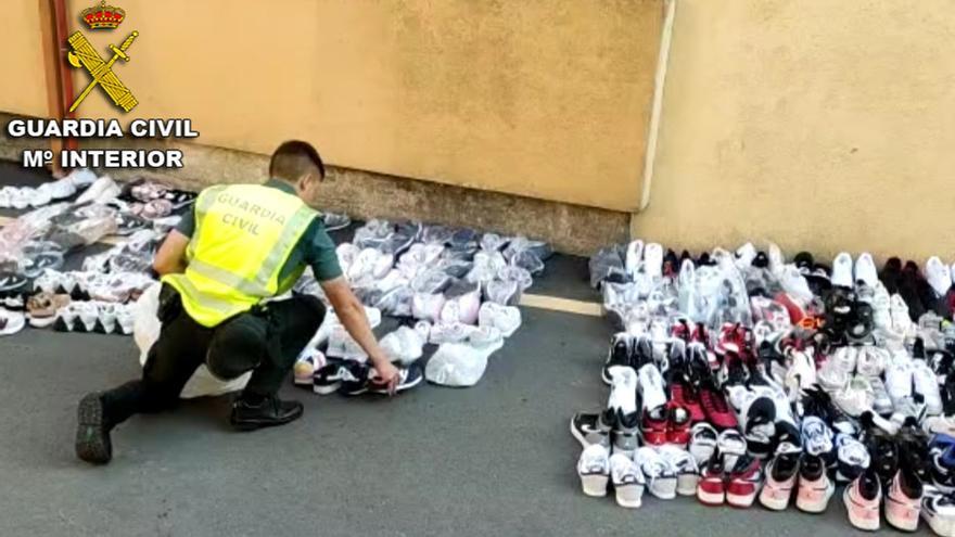 Incautan en el mercadillo de Lalín zapatillas deportivas falsas por un valor de 28.000 euros