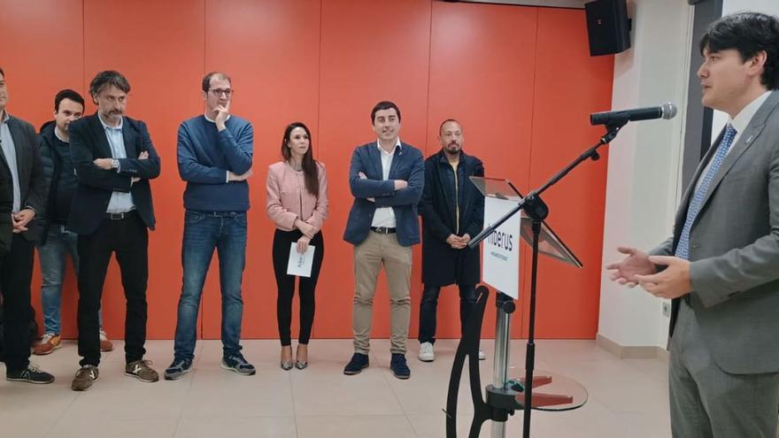 El consejero Borja Sánchez, a la derecha, durante su intervención en los actos, en presencia de los responsables de la compañía y del alcalde, Gerardo Sanz, segundo por la derecha entre los oyentes. | G. A.